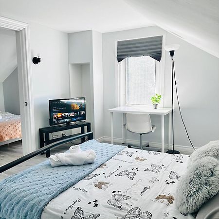 Cozy 2Br House Near Centre With Patio, Bbq, Backyard, And Netflix Leilighet Peterborough Eksteriør bilde