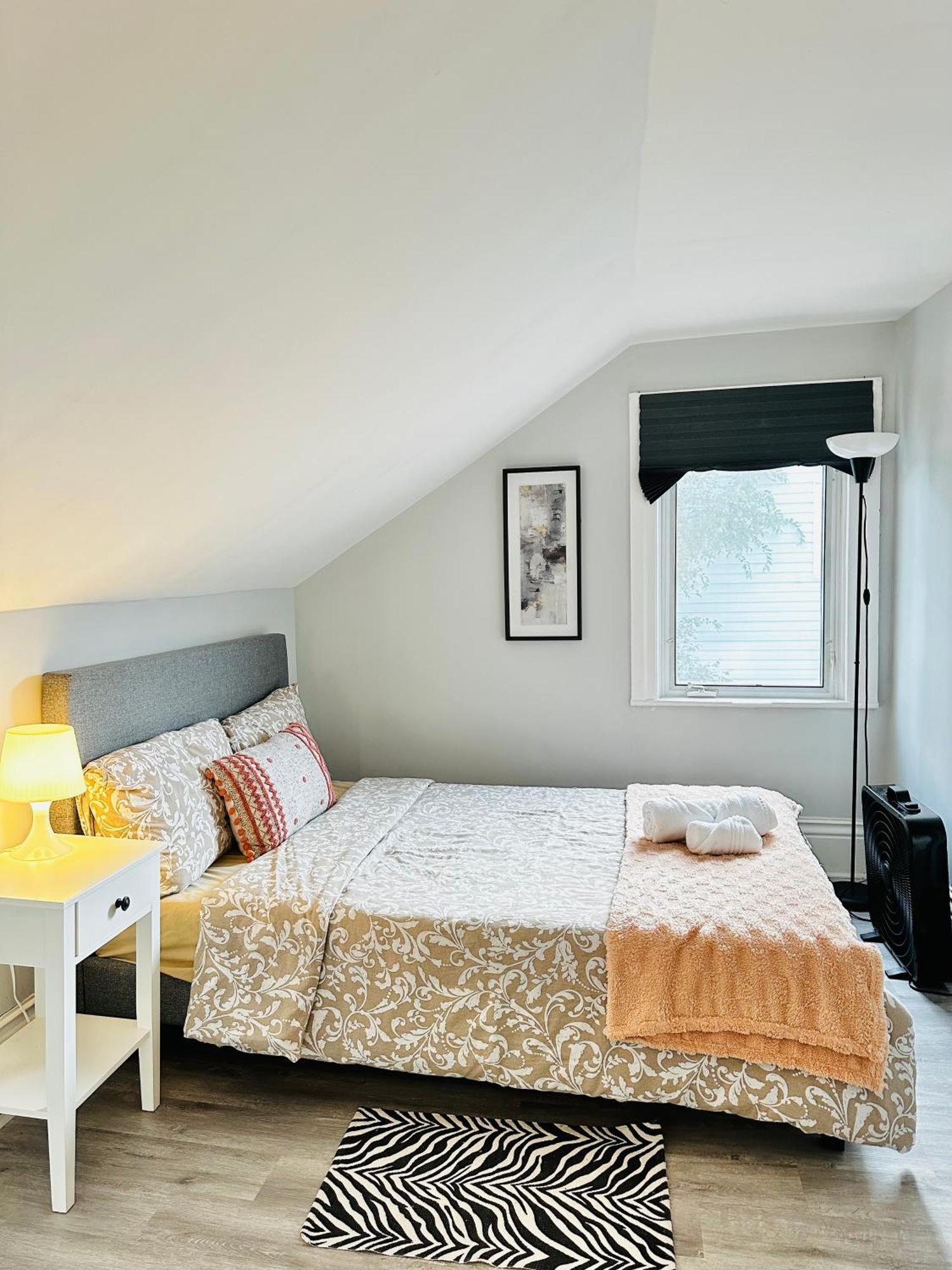 Cozy 2Br House Near Centre With Patio, Bbq, Backyard, And Netflix Leilighet Peterborough Eksteriør bilde