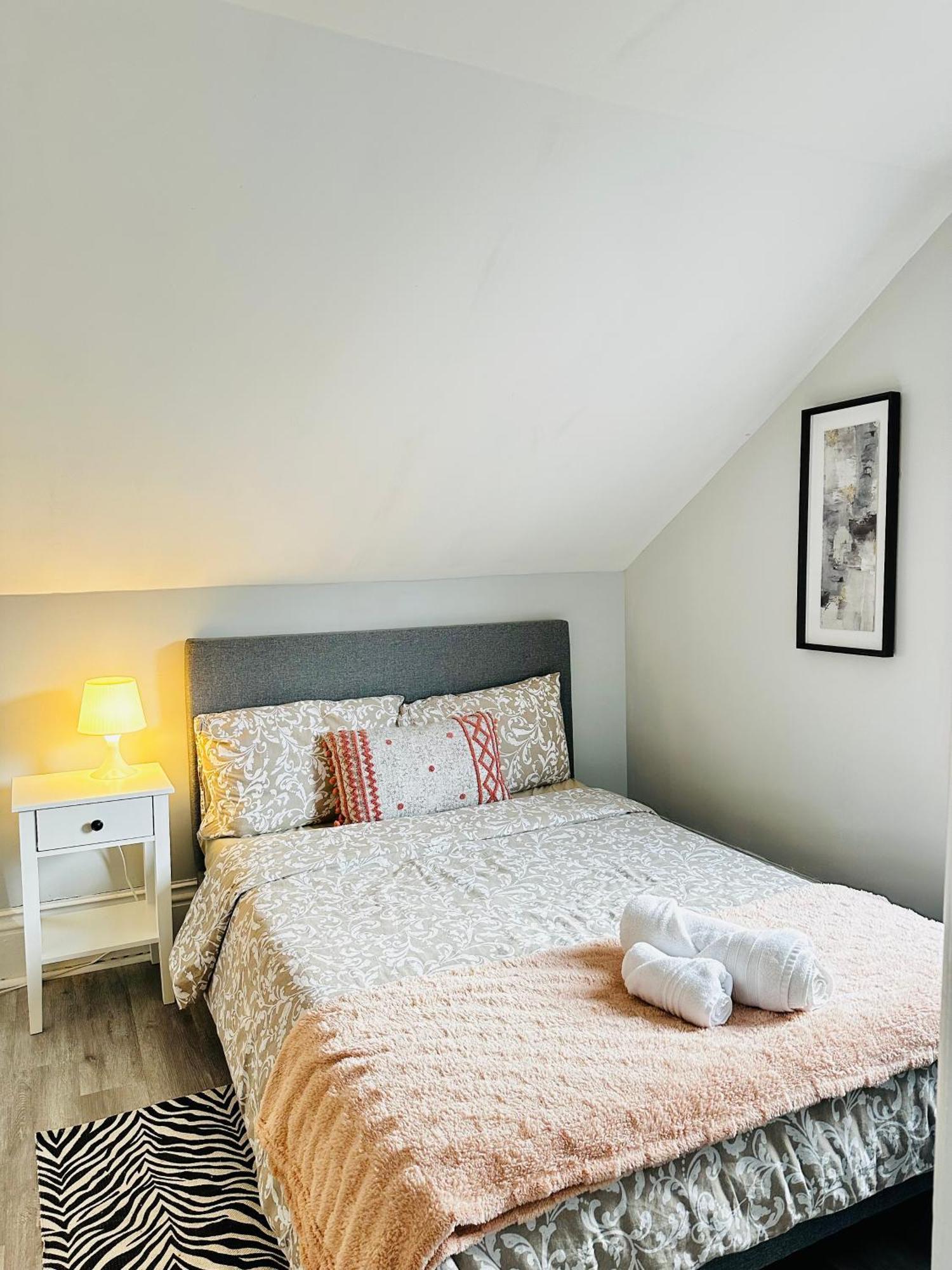Cozy 2Br House Near Centre With Patio, Bbq, Backyard, And Netflix Leilighet Peterborough Eksteriør bilde