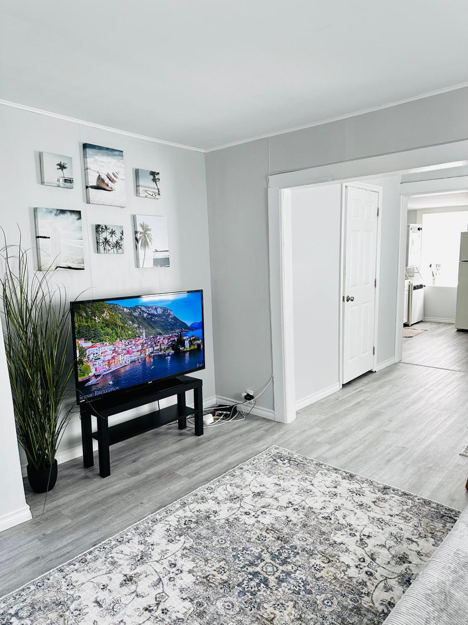 Cozy 2Br House Near Centre With Patio, Bbq, Backyard, And Netflix Leilighet Peterborough Eksteriør bilde