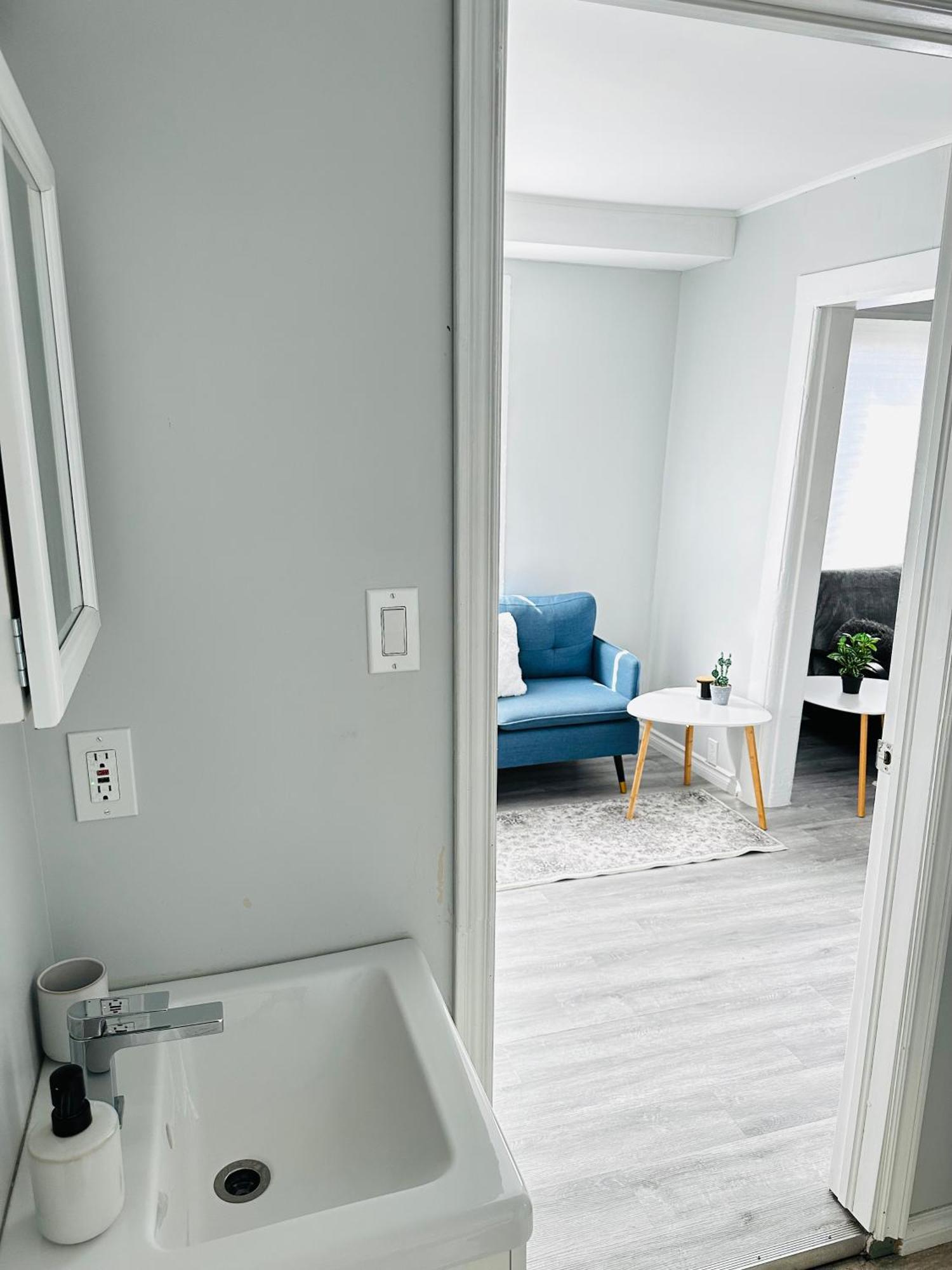 Cozy 2Br House Near Centre With Patio, Bbq, Backyard, And Netflix Leilighet Peterborough Eksteriør bilde
