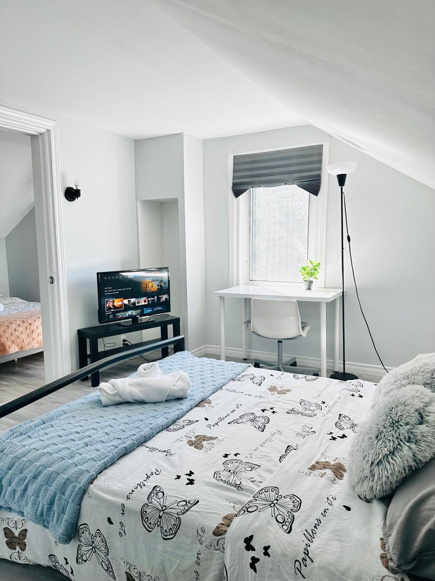 Cozy 2Br House Near Centre With Patio, Bbq, Backyard, And Netflix Leilighet Peterborough Eksteriør bilde