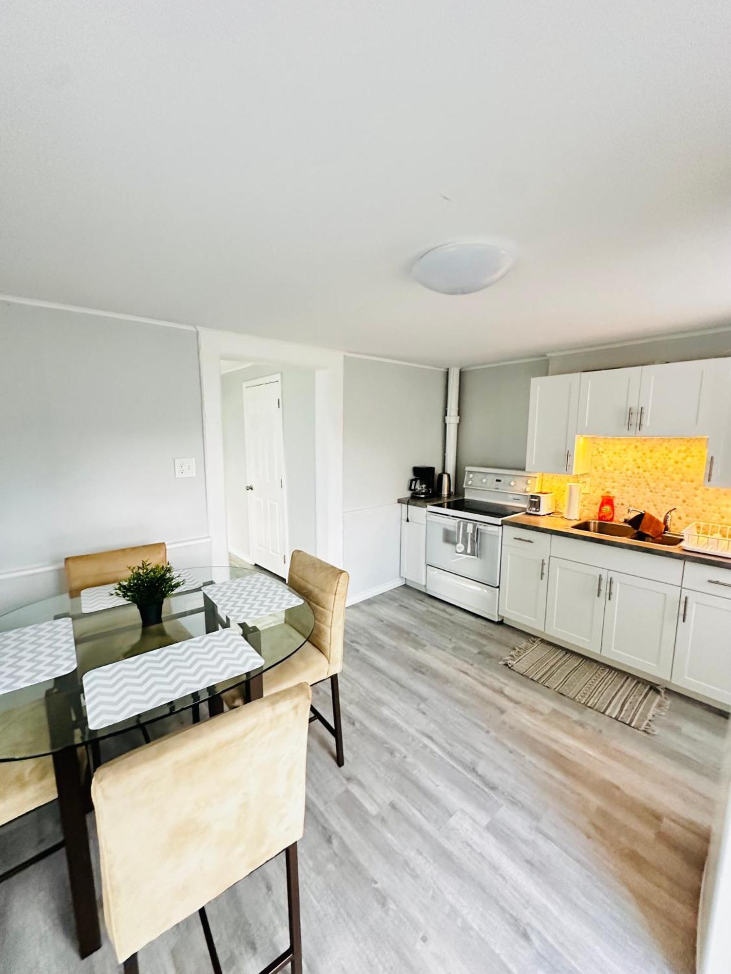 Cozy 2Br House Near Centre With Patio, Bbq, Backyard, And Netflix Leilighet Peterborough Eksteriør bilde