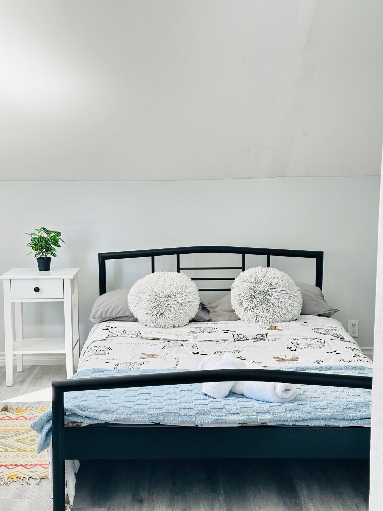 Cozy 2Br House Near Centre With Patio, Bbq, Backyard, And Netflix Leilighet Peterborough Eksteriør bilde