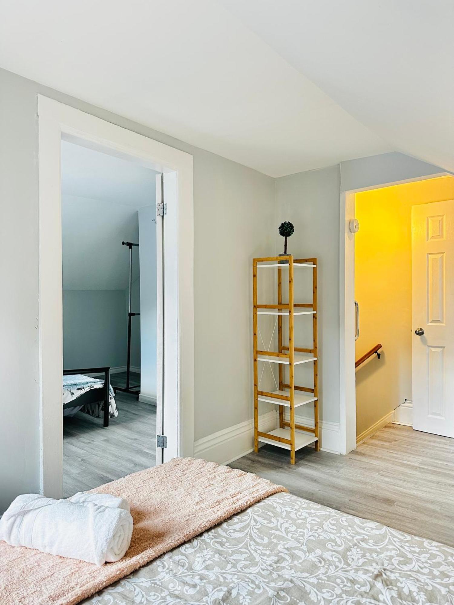 Cozy 2Br House Near Centre With Patio, Bbq, Backyard, And Netflix Leilighet Peterborough Eksteriør bilde