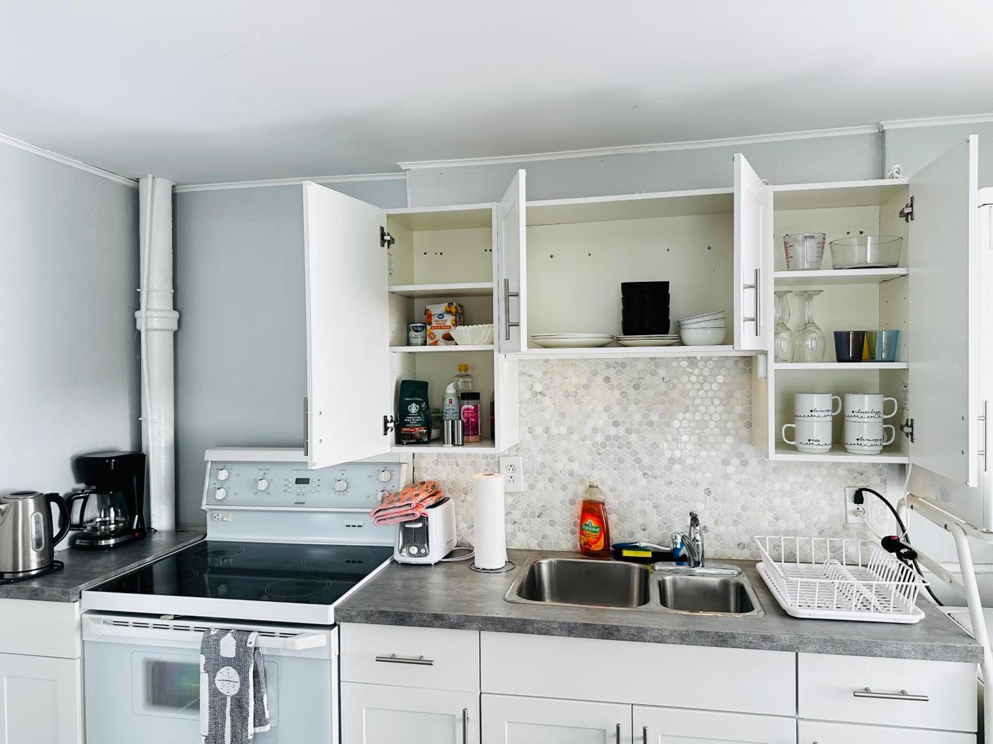 Cozy 2Br House Near Centre With Patio, Bbq, Backyard, And Netflix Leilighet Peterborough Eksteriør bilde