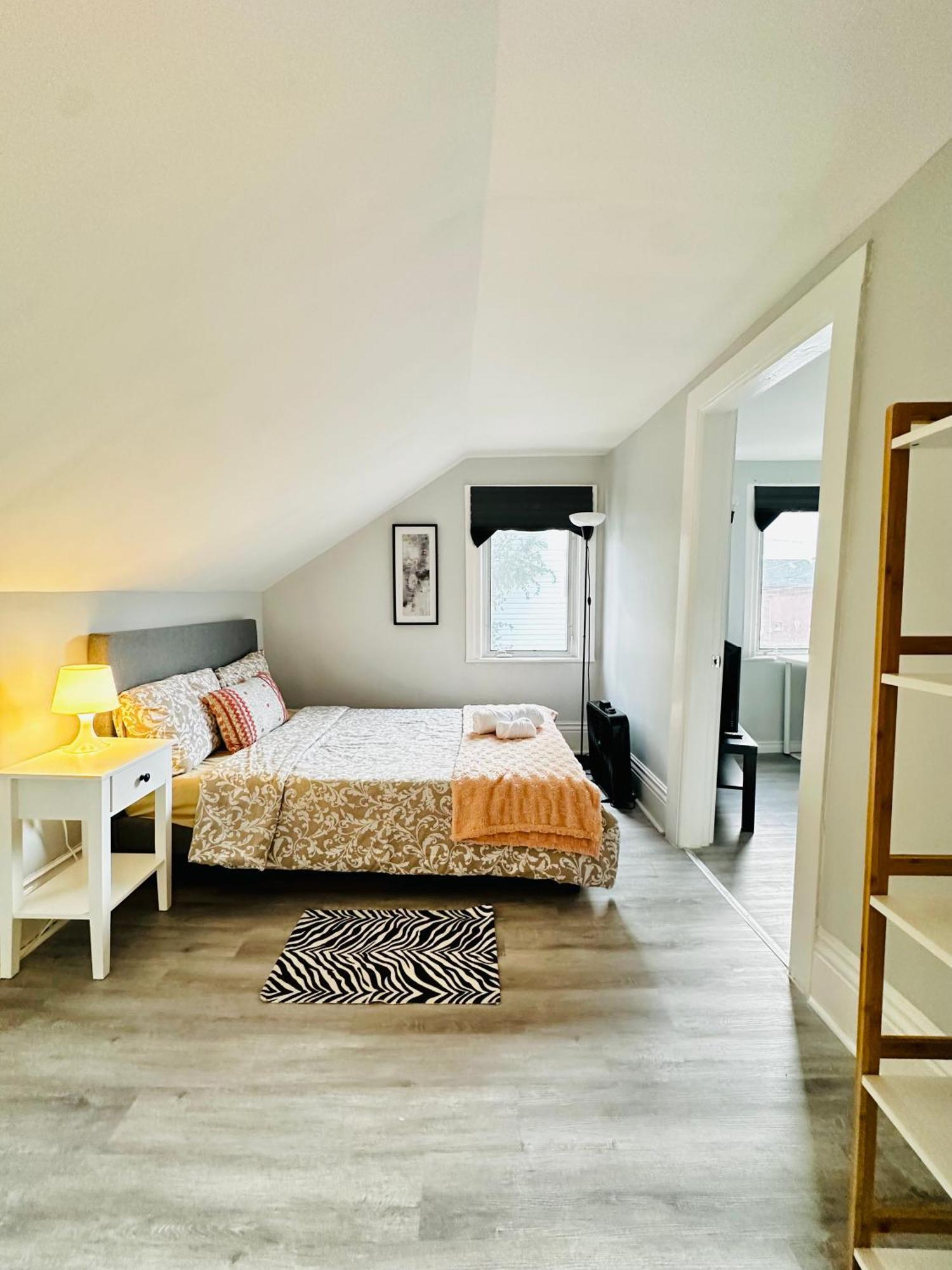 Cozy 2Br House Near Centre With Patio, Bbq, Backyard, And Netflix Leilighet Peterborough Eksteriør bilde