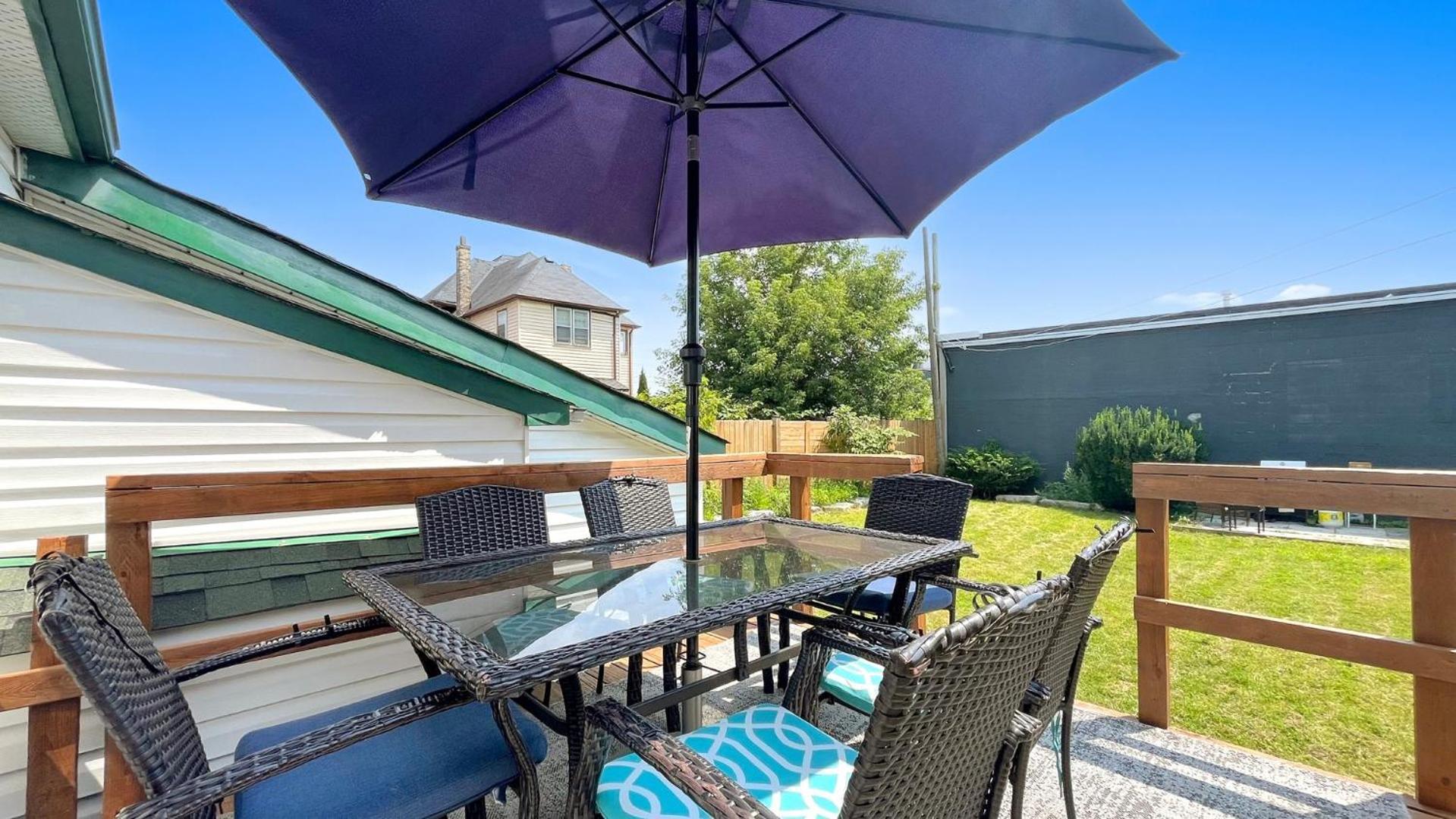 Cozy 2Br House Near Centre With Patio, Bbq, Backyard, And Netflix Leilighet Peterborough Eksteriør bilde