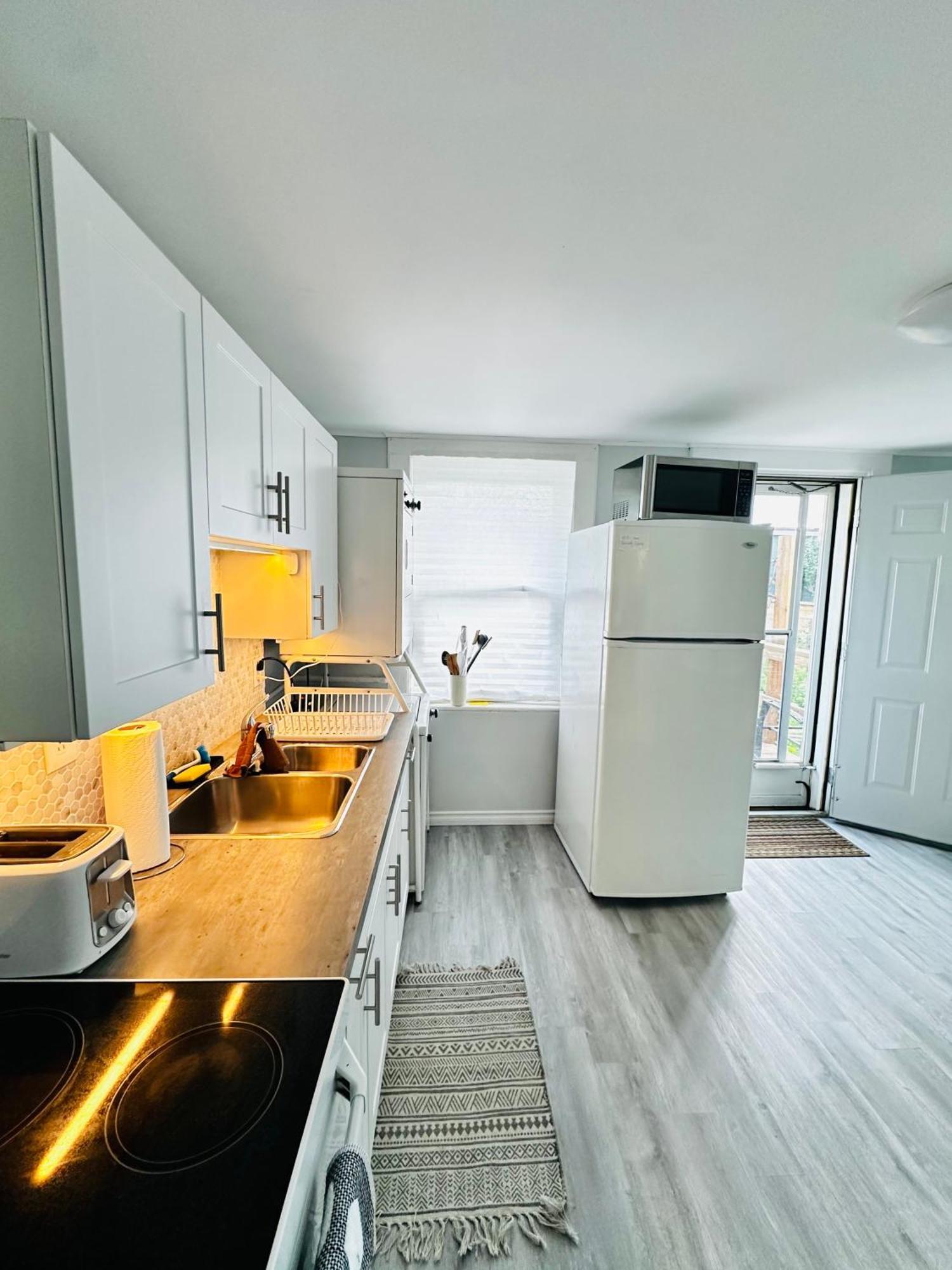 Cozy 2Br House Near Centre With Patio, Bbq, Backyard, And Netflix Leilighet Peterborough Eksteriør bilde