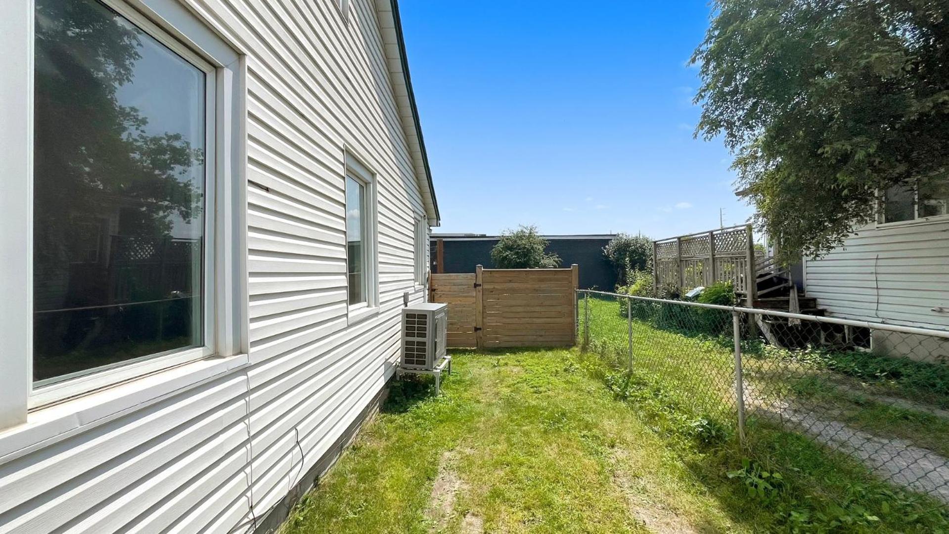 Cozy 2Br House Near Centre With Patio, Bbq, Backyard, And Netflix Leilighet Peterborough Eksteriør bilde